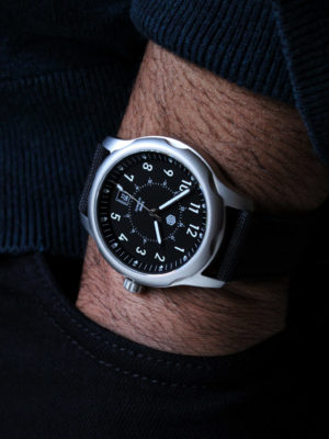 COVERT BLACK ON WRIST Covert Black - Companion